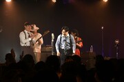 Ｔ字路sによる「これさえあれば」の演奏後、登場するオズワルド。