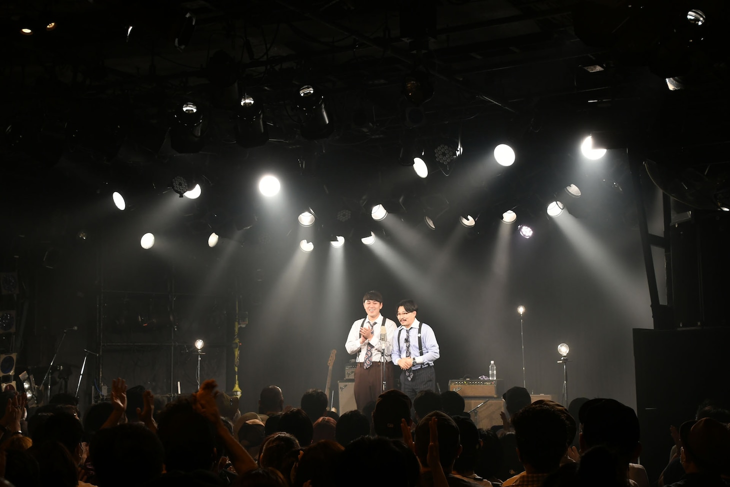 渋谷CLUB QUATTROで漫才を繰り広げるオズワルド。