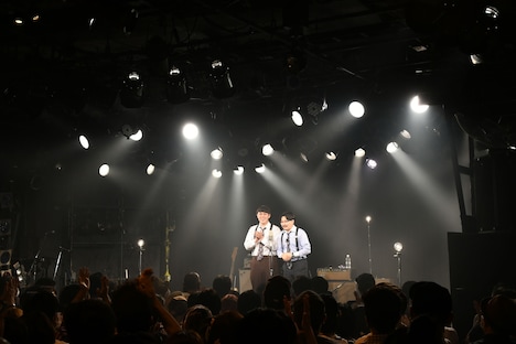 渋谷CLUB QUATTROで漫才を繰り広げるオズワルド。