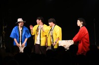 篠田智仁（左）にツッコミを入れるオズワルド。