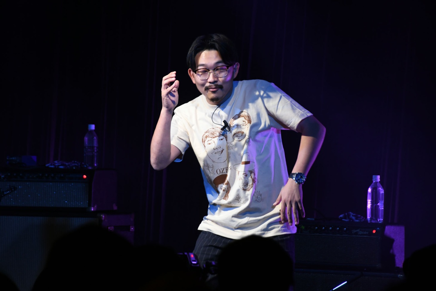「音を捉えて動きましょう！」と題したお笑いコーナーでお手本を見せるオズワルド伊藤。