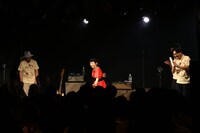 「音を捉えて動きましょう！」に挑戦するＴ字路sの伊東妙子。