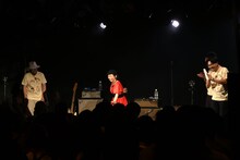 「音を捉えて動きましょう！」に挑戦するＴ字路sの伊東妙子。