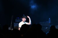 決めポーズをするもまだ音が終わっていなかったオズワルド畠中。