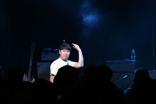 決めポーズをするもまだ音が終わっていなかったオズワルド畠中。