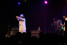 「音を捉えて動きましょう！」に挑戦するＴ字路sの篠田智仁。