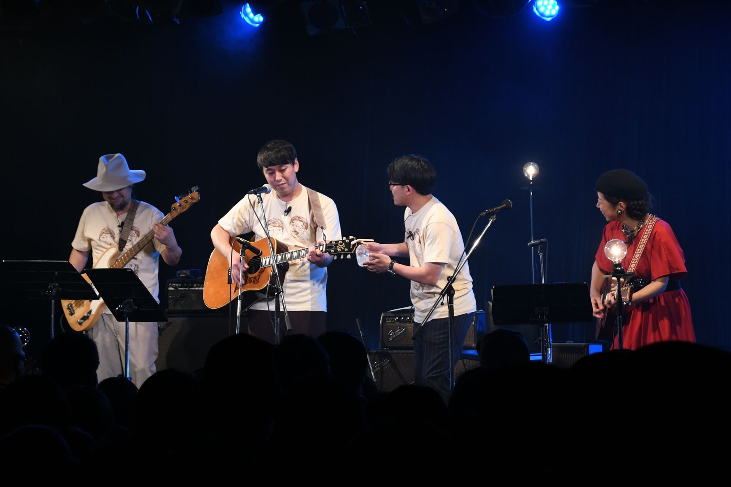 することがなく演奏者たちに水を配るも全員に断られるオズワルド伊藤。