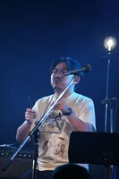 トライアングルを構えるオズワルド伊藤。