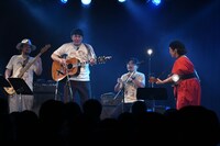 「コンビニエンスマン」の演奏を締めくくるオズ路s。