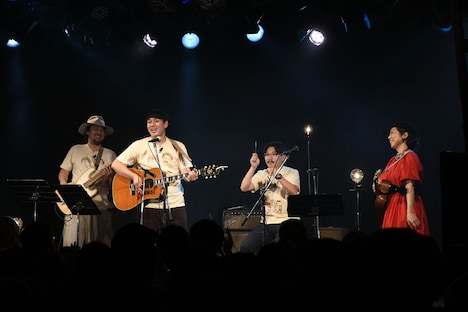 「コンビニエンスマン」を演奏したオズ路s。