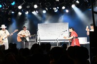 新曲「風～修行僧～」を披露するオズ路s。