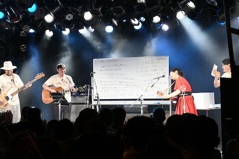 新曲「風～修行僧～」を披露するオズ路s。