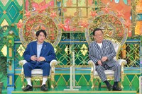 「金秋戦」予選Bブロックを観戦するフルーツポンチ村上（左）と梅沢富美男（右）。