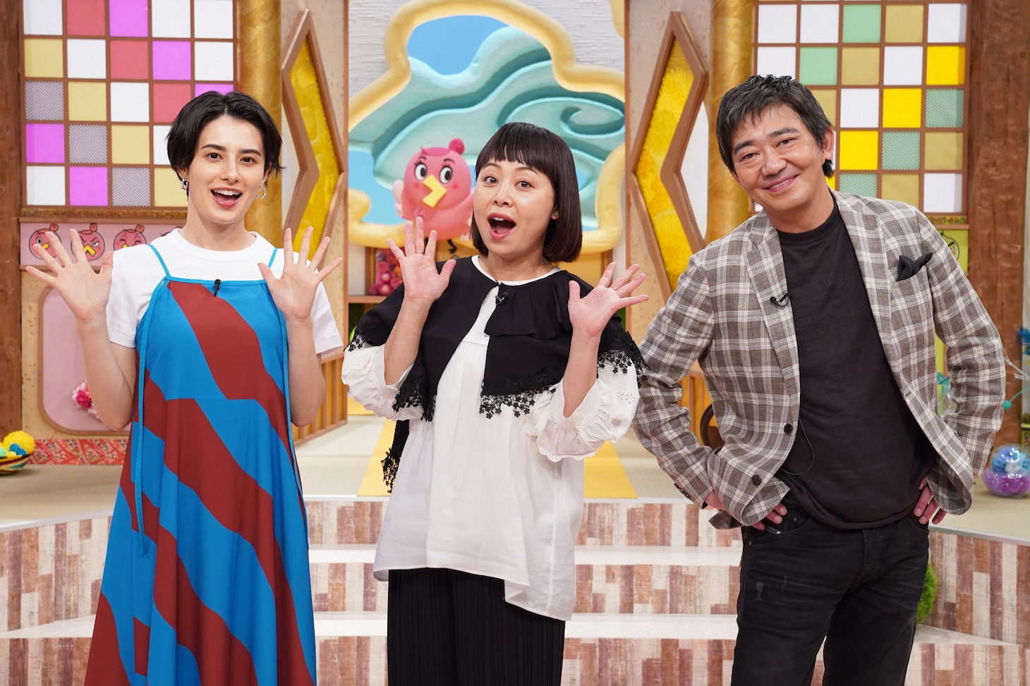 左からホラン千秋、なるみ、メッセンジャー黒田。