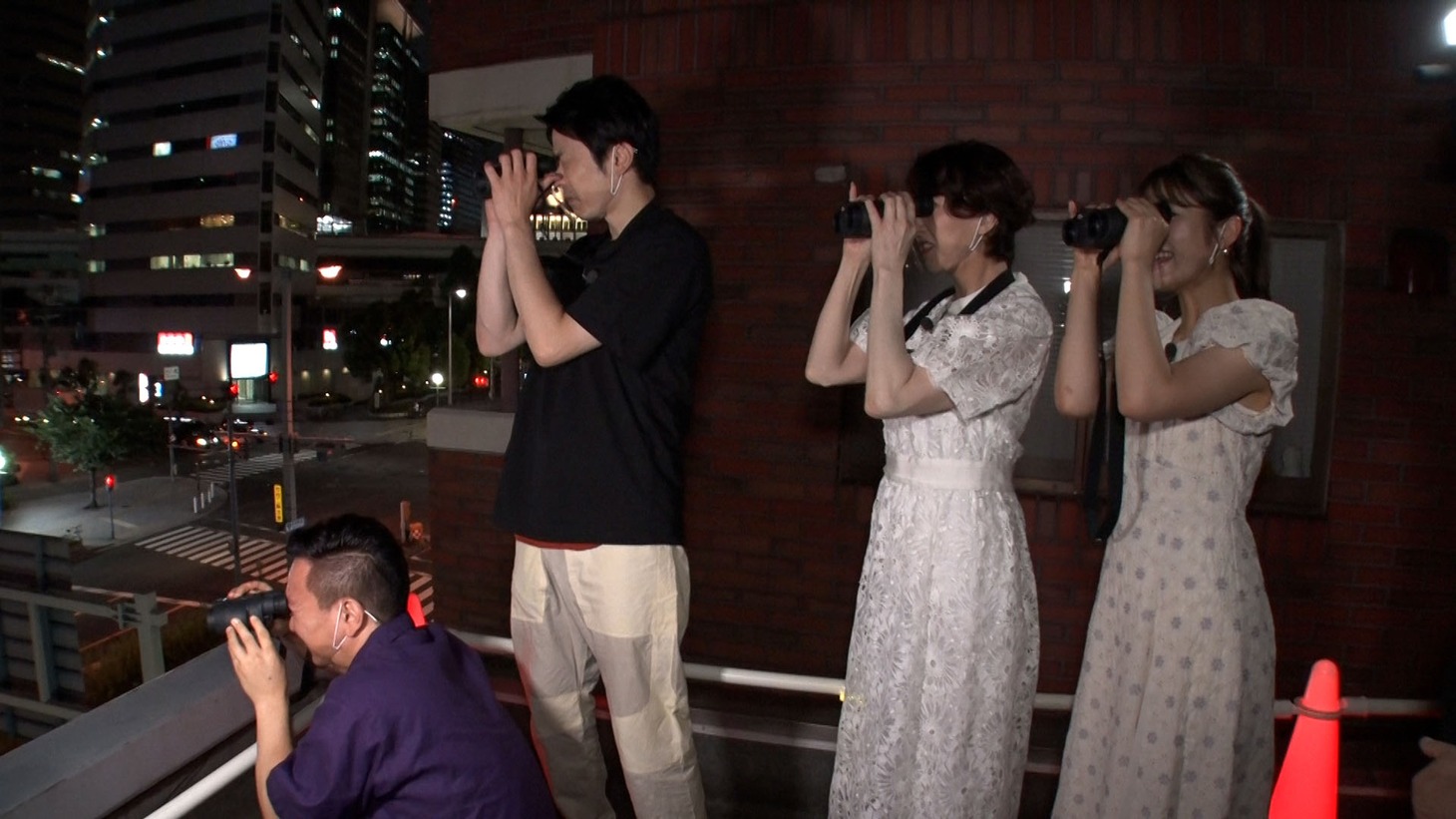 ビルの屋上から見極める。