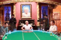 「人志松本の酒のツマミになる話」に出演する、松本人志、かまいたち（両端）。(c)フジテレビ