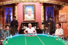 「人志松本の酒のツマミになる話」に出演する、松本人志、かまいたち（両端）。(c)フジテレビ