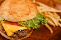 いわて門崎丑を使ったハンバーガー。(c)日本テレビ