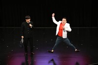 前回の「ムゲンダイユースカップ」でムゲンダイレギュラーに昇格したケビンスが前説を担当。声量とジャンプの高さが合っていない山口コンボイ（右）。