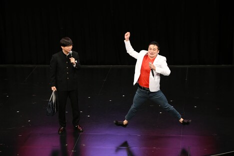 前回の「ムゲンダイユースカップ」でムゲンダイレギュラーに昇格したケビンスが前説を担当。声量とジャンプの高さが合っていない山口コンボイ（右）。