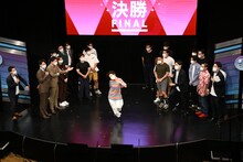 「E-girlsの首の強さ」を表現する光永。