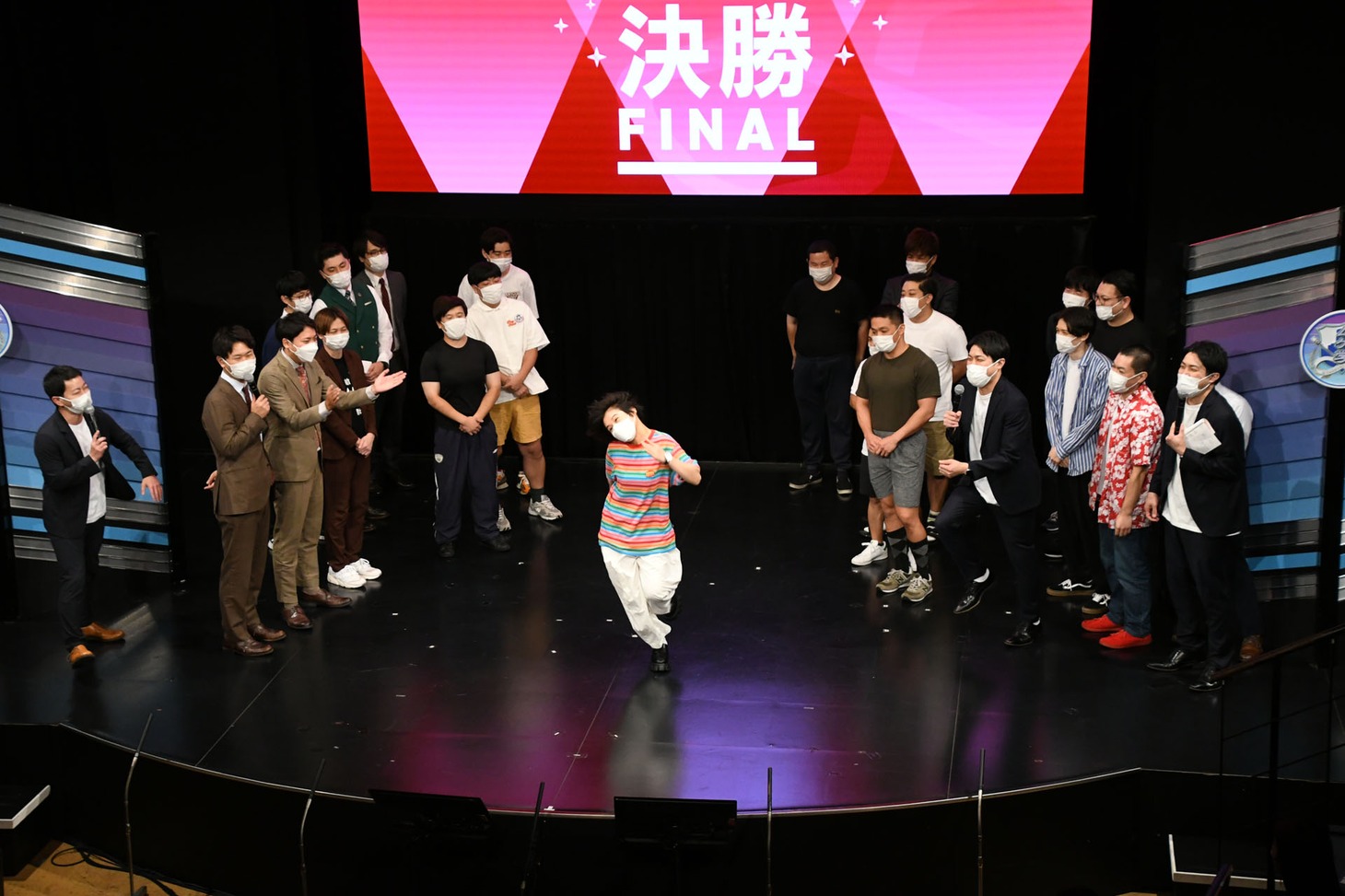 「E-girlsの首の強さ」を表現する光永。