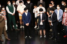 ジャケットを羽織るようになったカラタチ前田。それに伴い大山もカーディガンを新調。