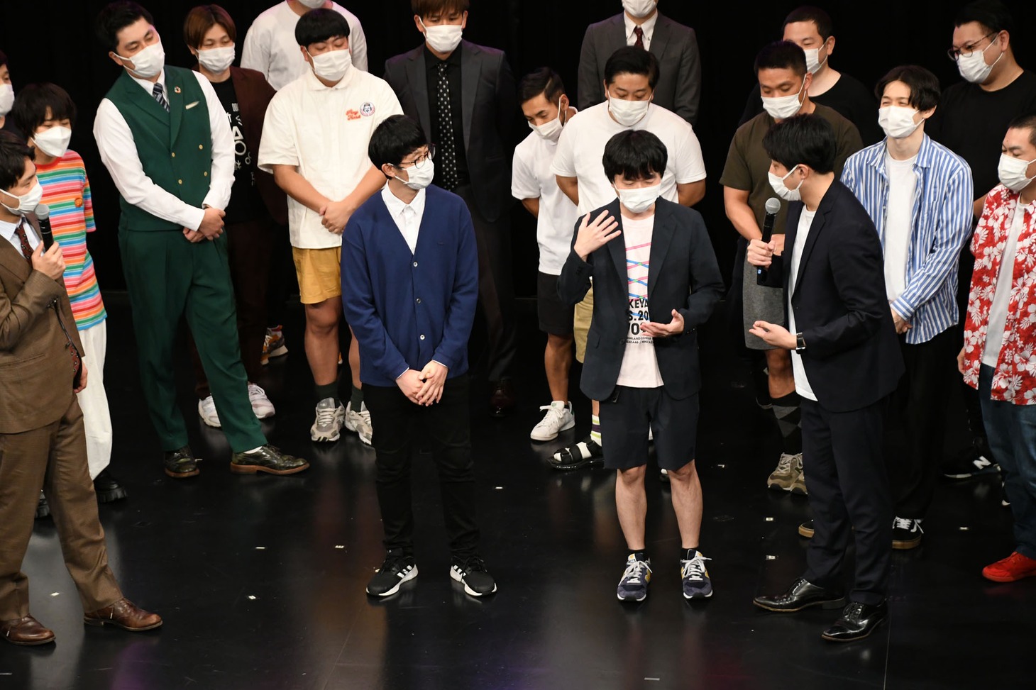 ジャケットを羽織るようになったカラタチ前田。それに伴い大山もカーディガンを新調。