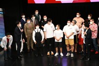 優勝発表を待ついぬとスクールゾーンのサイズ感を眺める一同。