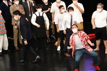 優勝発表の際ボケで名前を呼ばれ、喜びを爆発させてみせるくらげ渡辺。