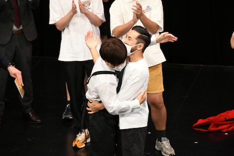 優勝を喜び合ういぬ。