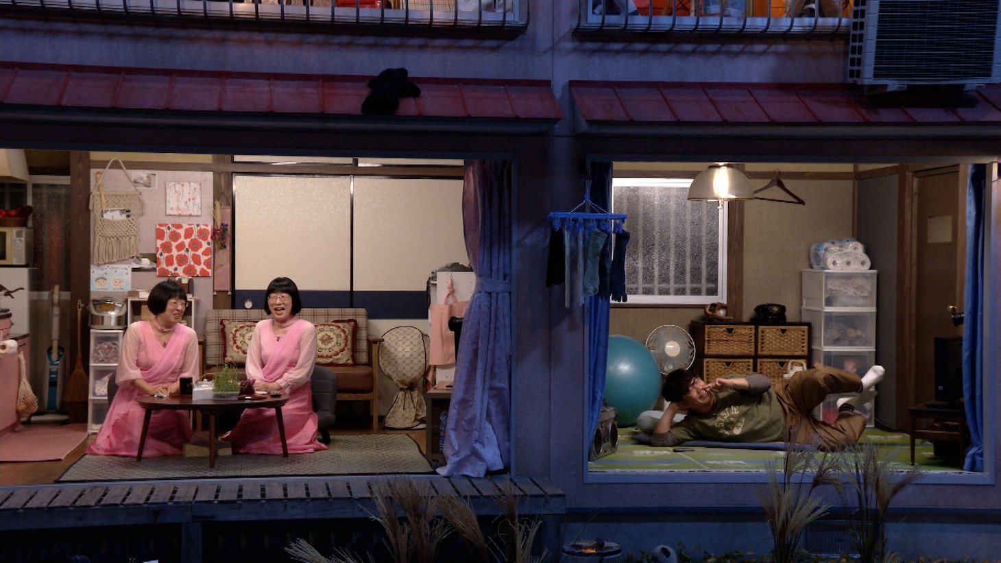 大家の阿佐ヶ谷姉妹と住人のずん飯尾（右）。