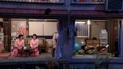 大家の阿佐ヶ谷姉妹と住人のずん飯尾(右)。