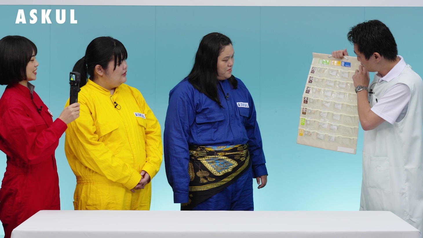 ぼる塾が出演するWebCM「お薬カレンダー」編より。
