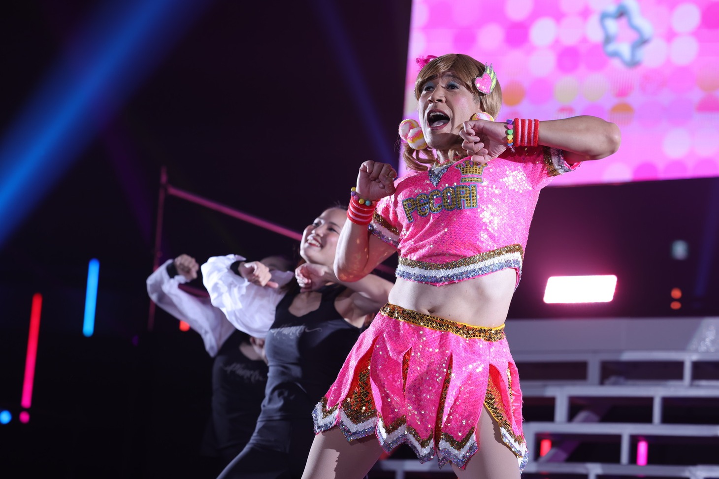 ダンスを披露するゴリエ。