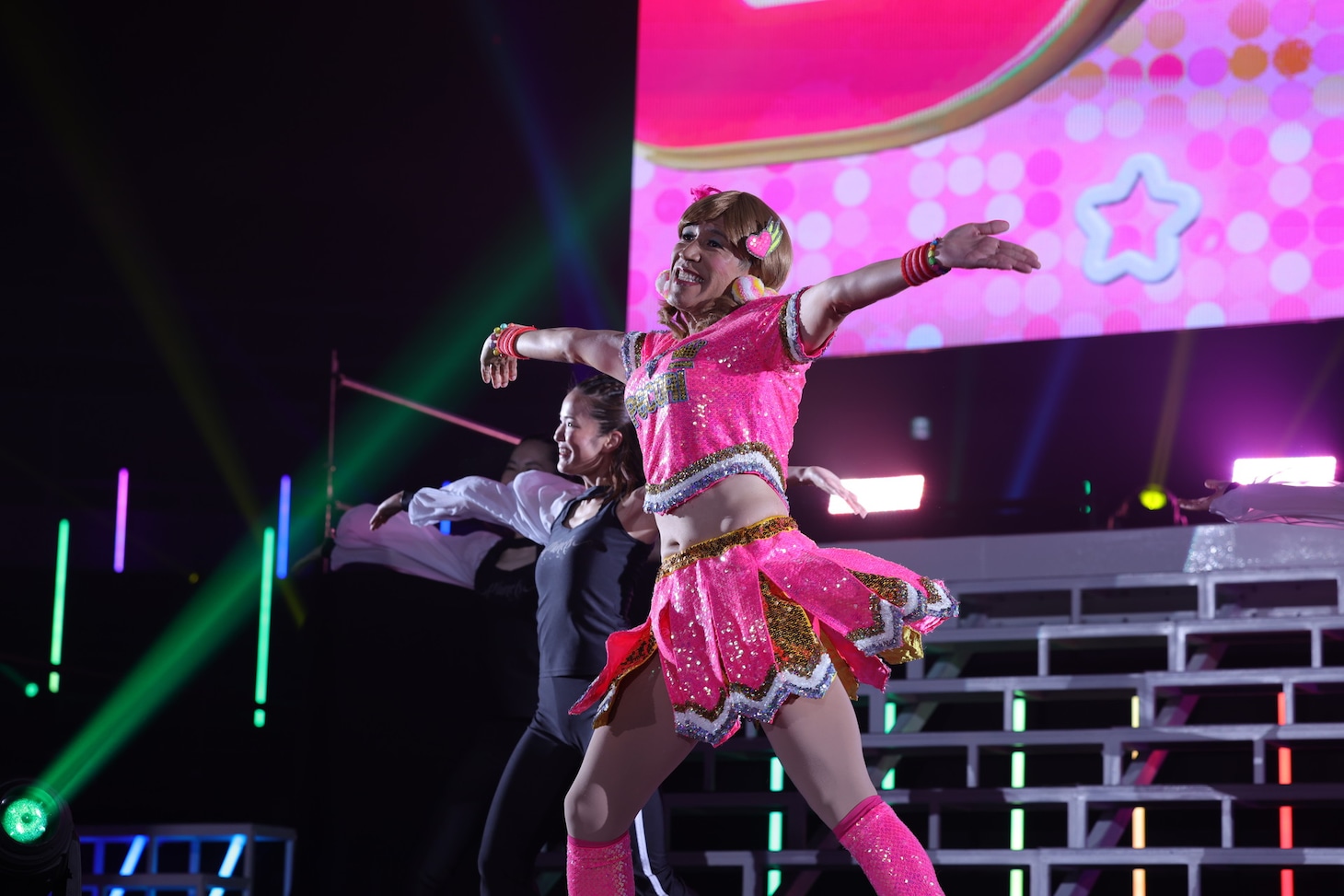 ダンスを披露するゴリエ。