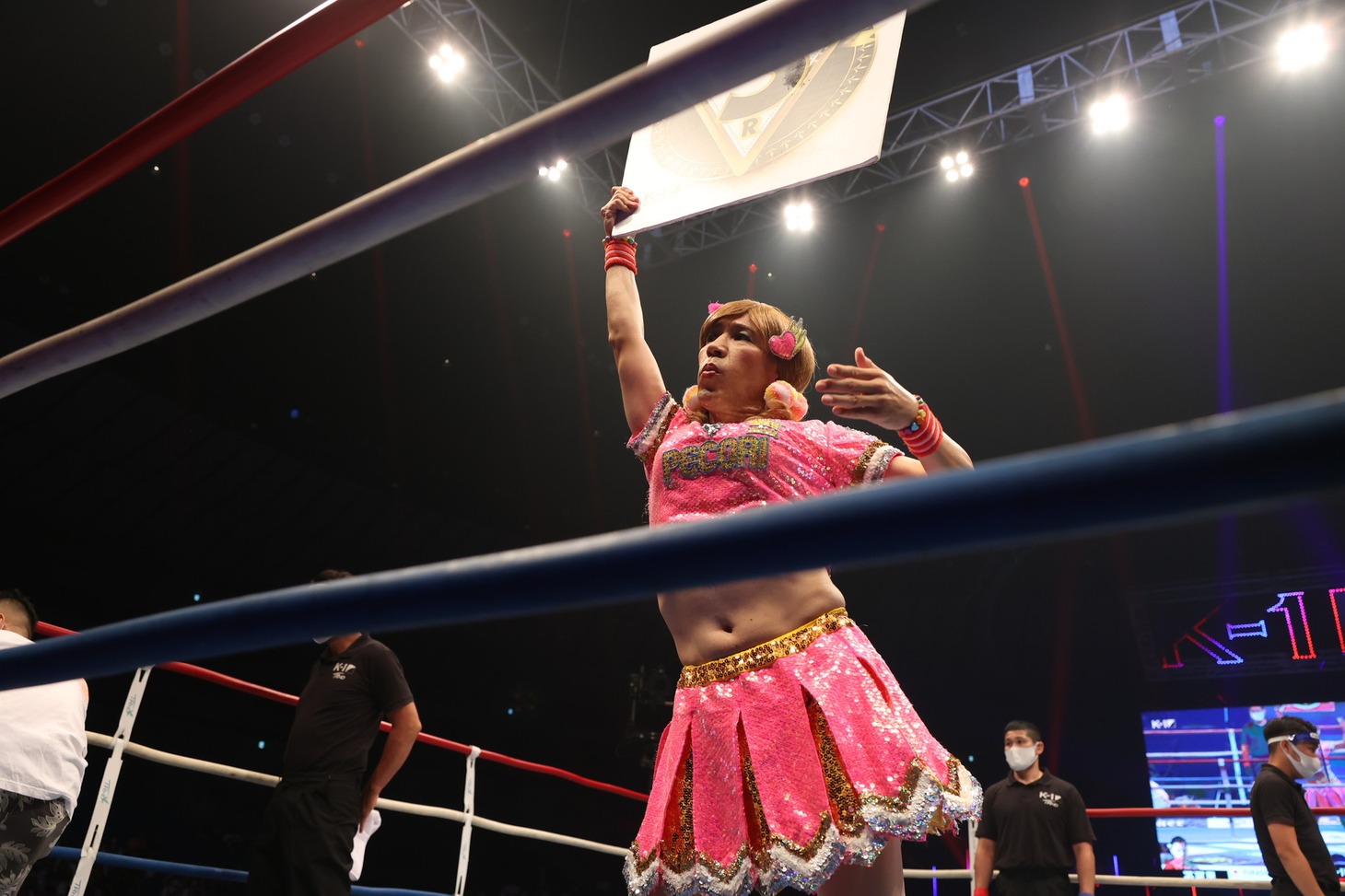 ラウンドガールを務めるゴリエ。