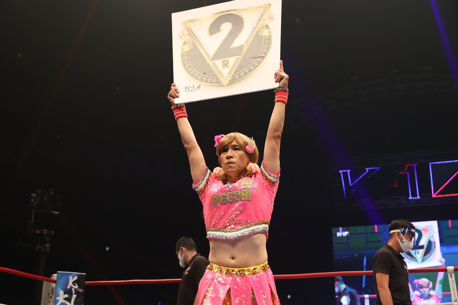 ラウンドガールを務めるゴリエ。