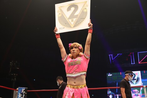 ラウンドガールを務めるゴリエ。