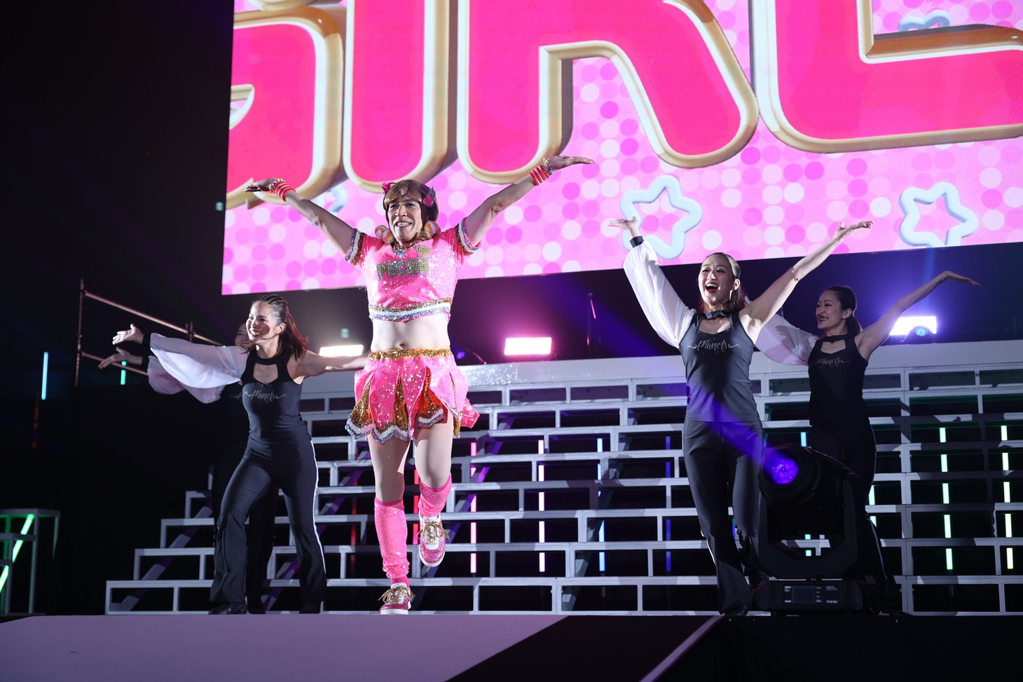 ダンスを披露するゴリエ。