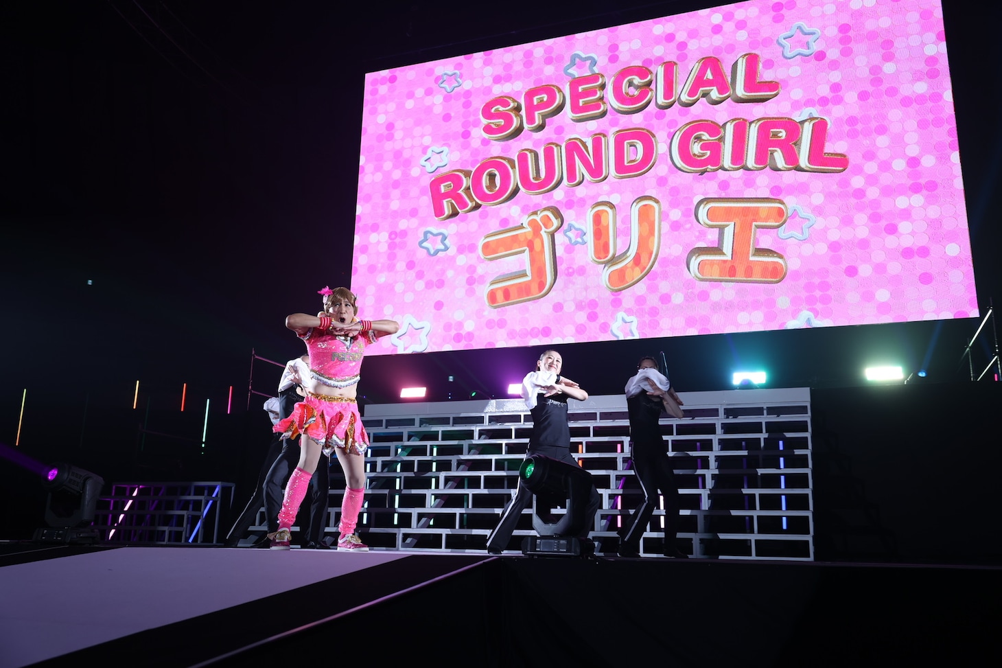 ダンスを披露するゴリエ。