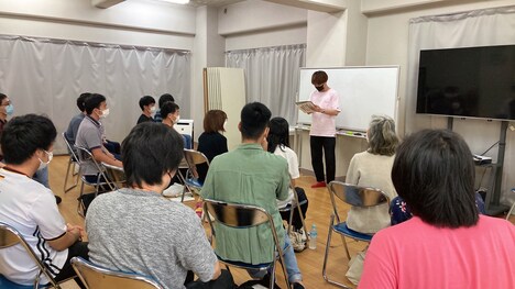 流れ星☆たきうえが特別講師を務める「浅井企画コメディーアカデミー」の様子。
