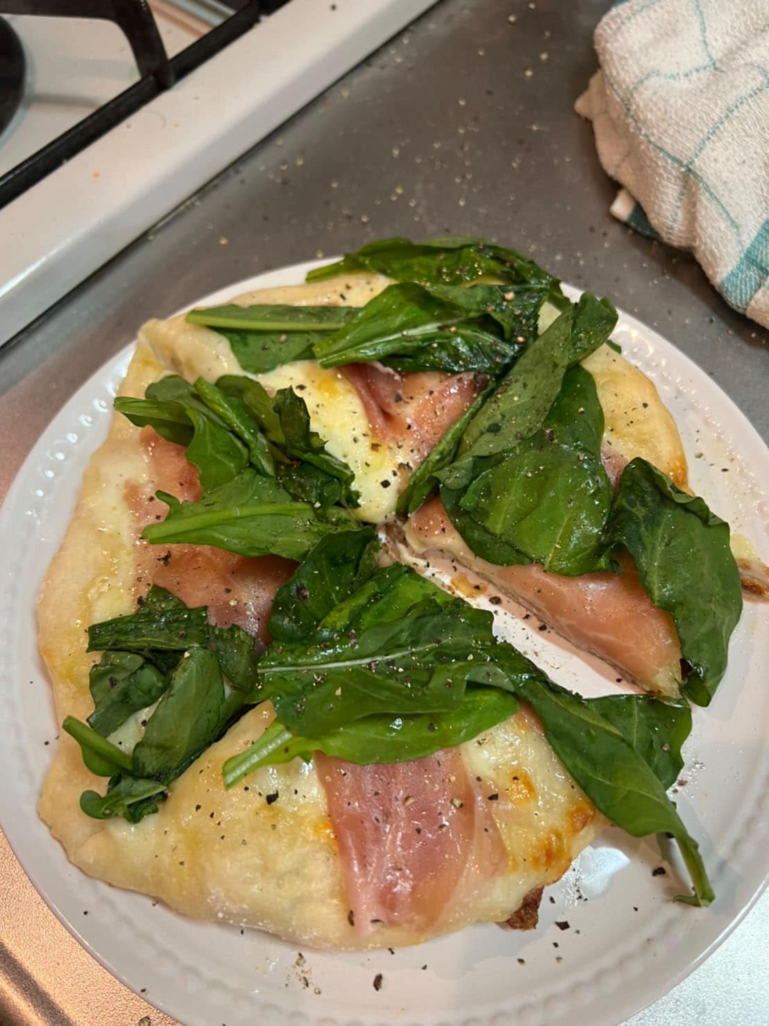 「生ハムとルッコラのモッツァレラピザ」が完成！