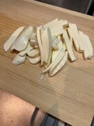 モッツァレラチーズを短冊状に切る。