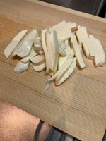 モッツァレラチーズを短冊状に切る。