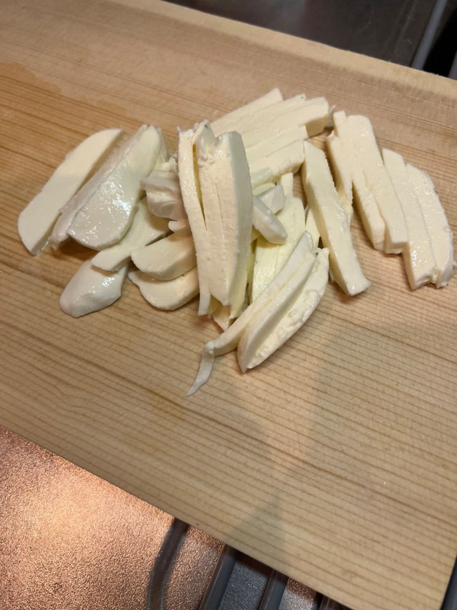 モッツァレラチーズを短冊状に切る。