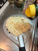 モッツァレラチーズを乗せた生地にパルメザンチーズを振りかける。