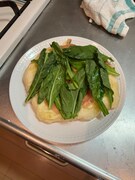 ルッコラを乗せる。