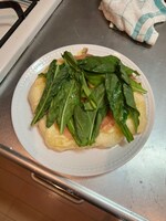 ルッコラを乗せる。