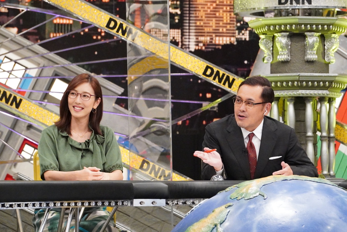 左から、小澤陽子アナ、アリタ哲平。(c)フジテレビ